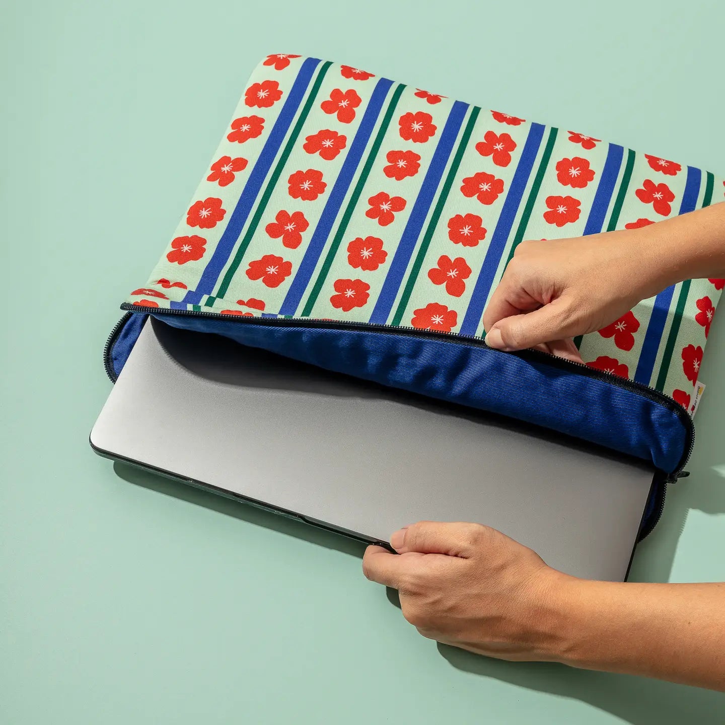 Funda para portátil con flores y rayas de color burdeos