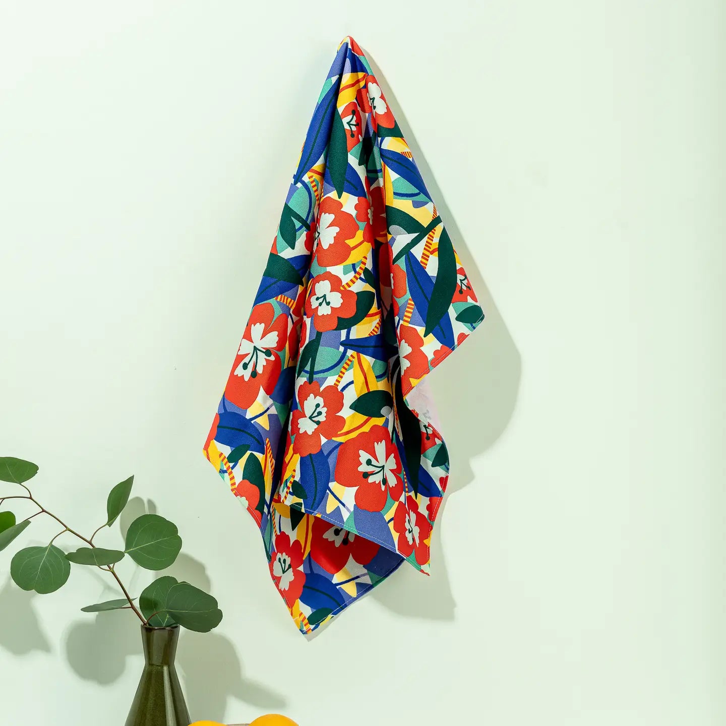 Paño de cocina con estampado de flores de color burdeos