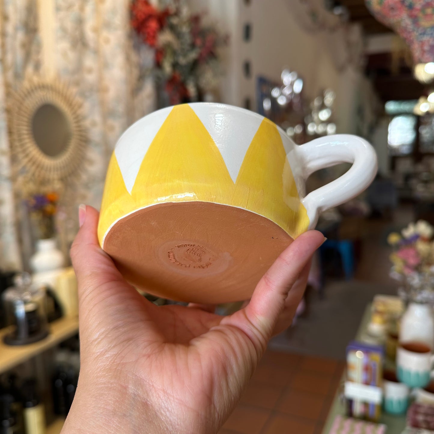 Taza Circus - triángulos amarillos