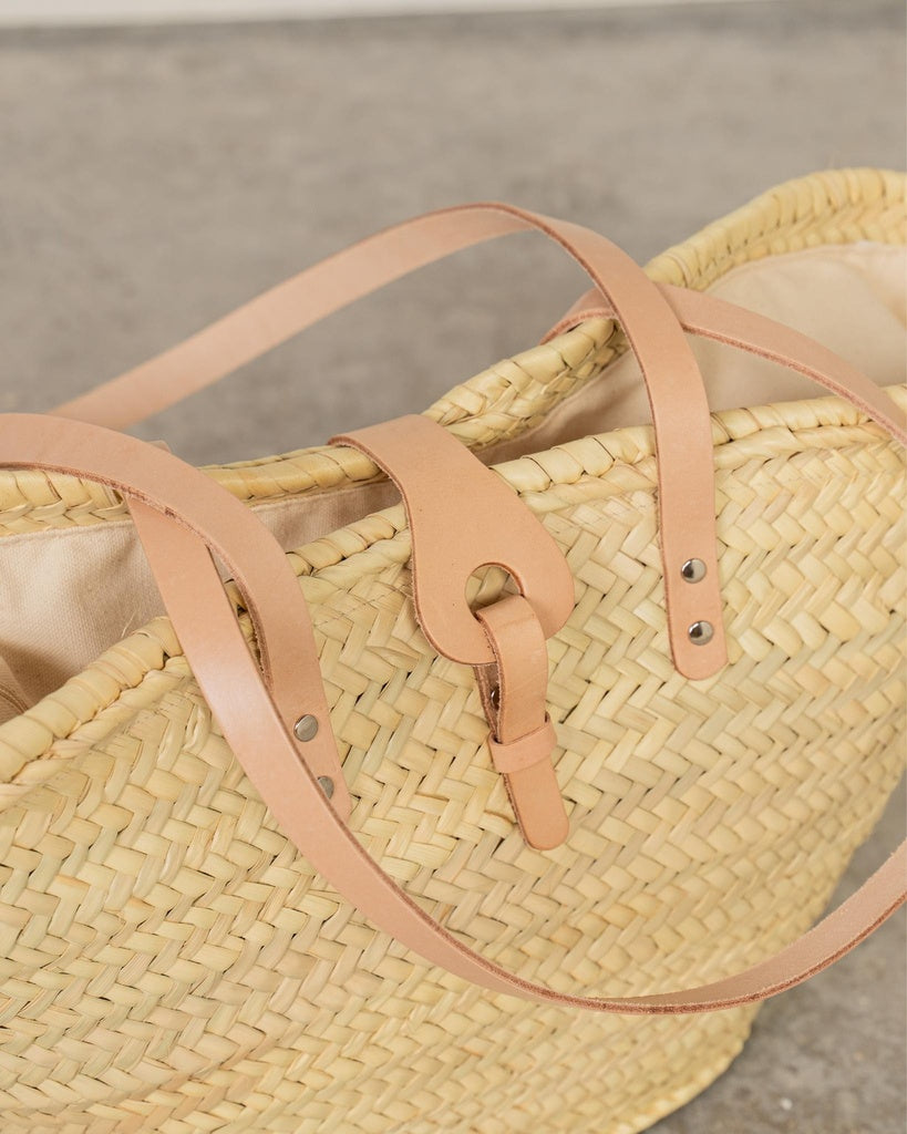 Capazo con solapa de cuero y asas bandolera beige, cierre tela