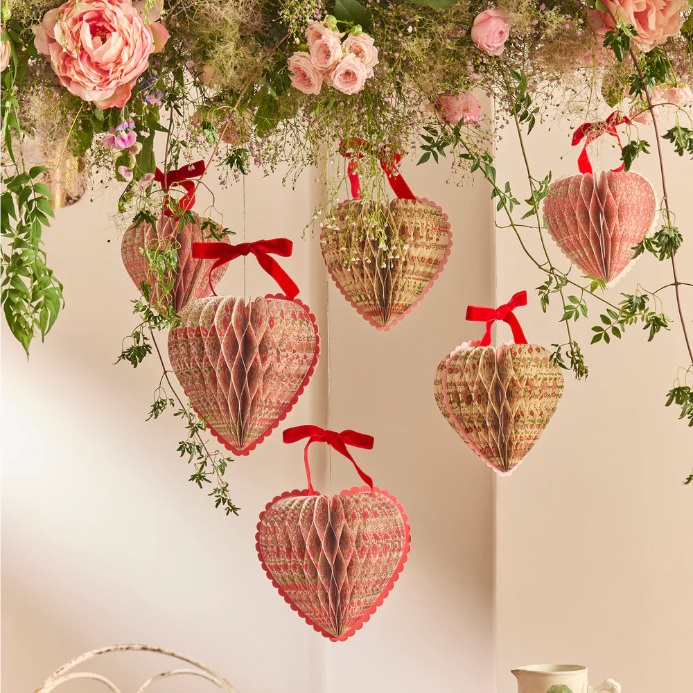 Decoraciones Liberty con forma de corazón en nido de abeja