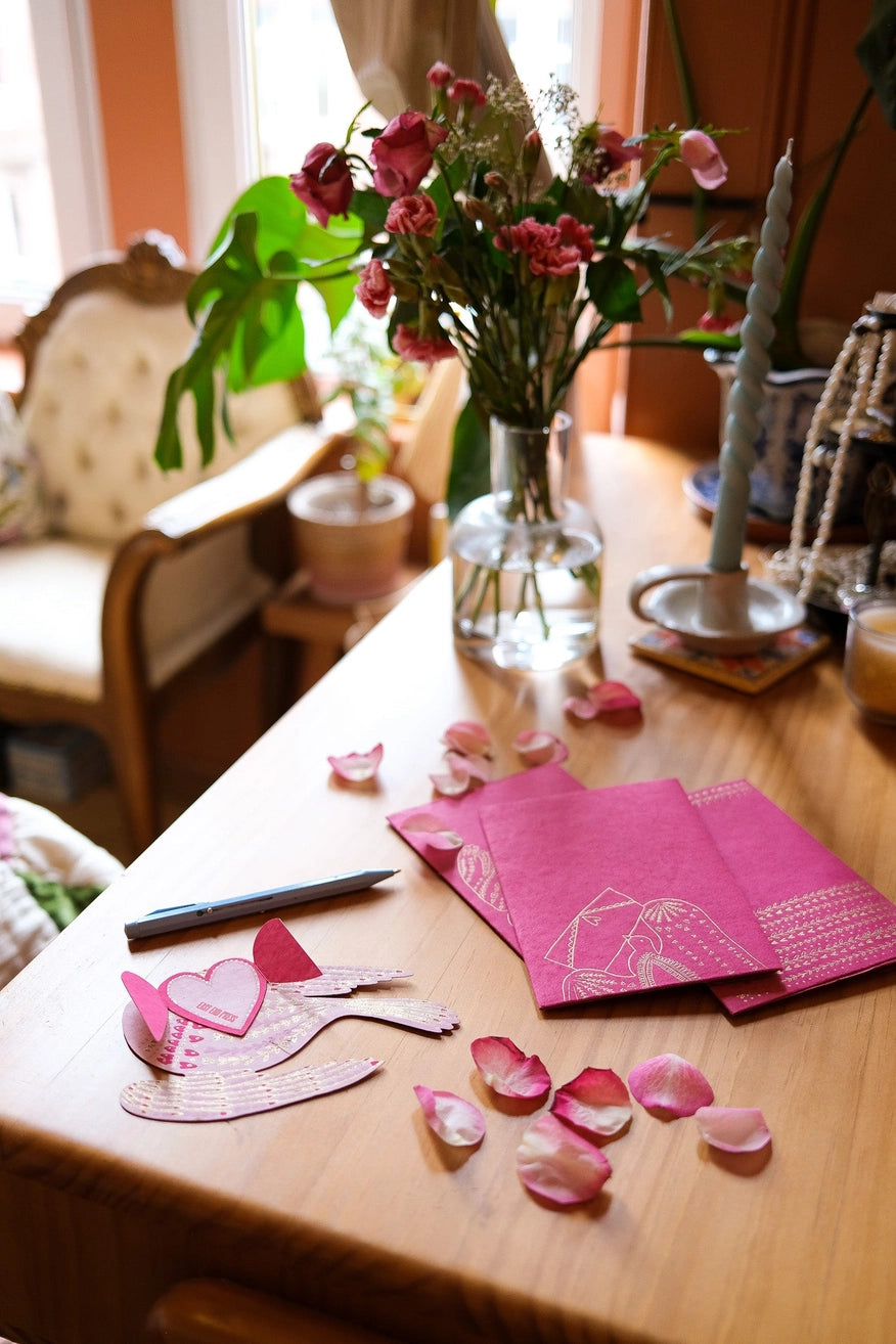 Tarjeta con forma de pájaro con carta de amor