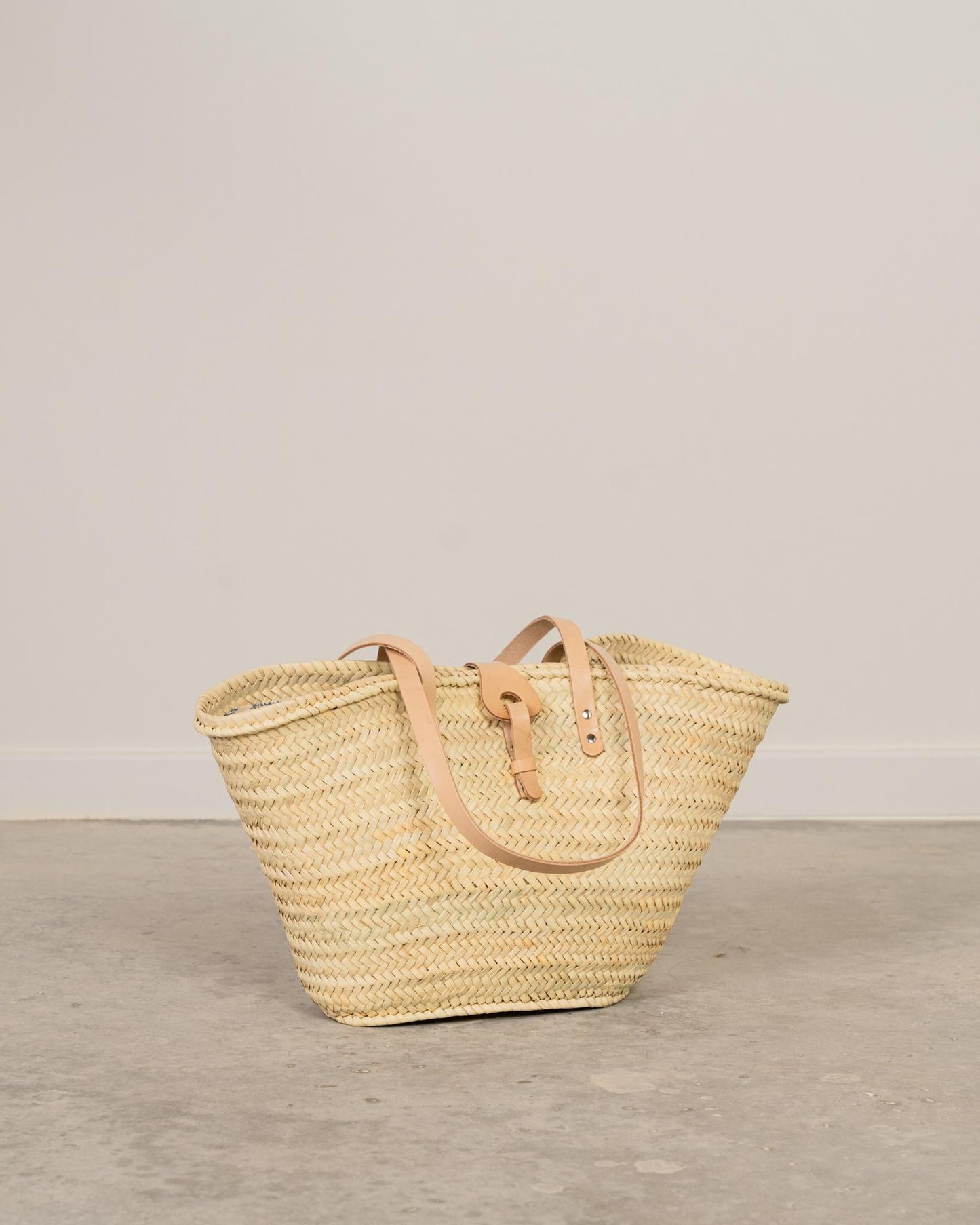 Capazo con solapa de cuero y asas bandolera beige, cierre tela