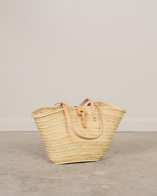 Capazo con solapa de cuero y asas bandolera beige, cierre tela