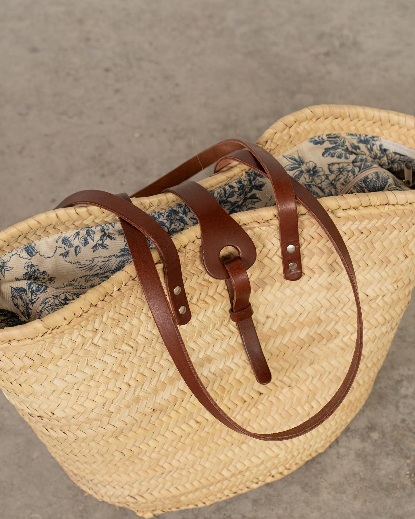 Capazo con solapa de cuero y asas bandolera marrón, cierre tela (45x25x27)