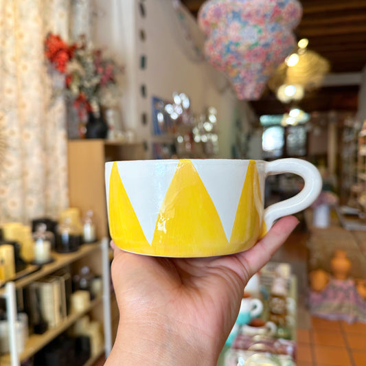 Taza Circus - triángulos amarillos