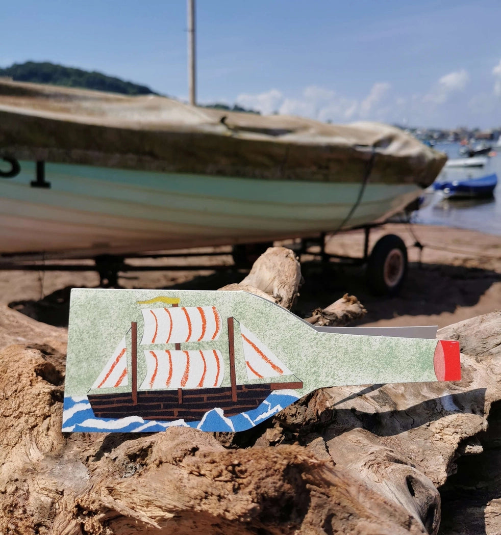 Tarjeta barco en una botella