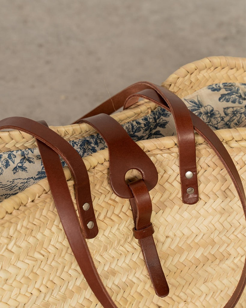 Capazo con solapa de cuero y asas bandolera marrón, cierre tela (42x23x25)