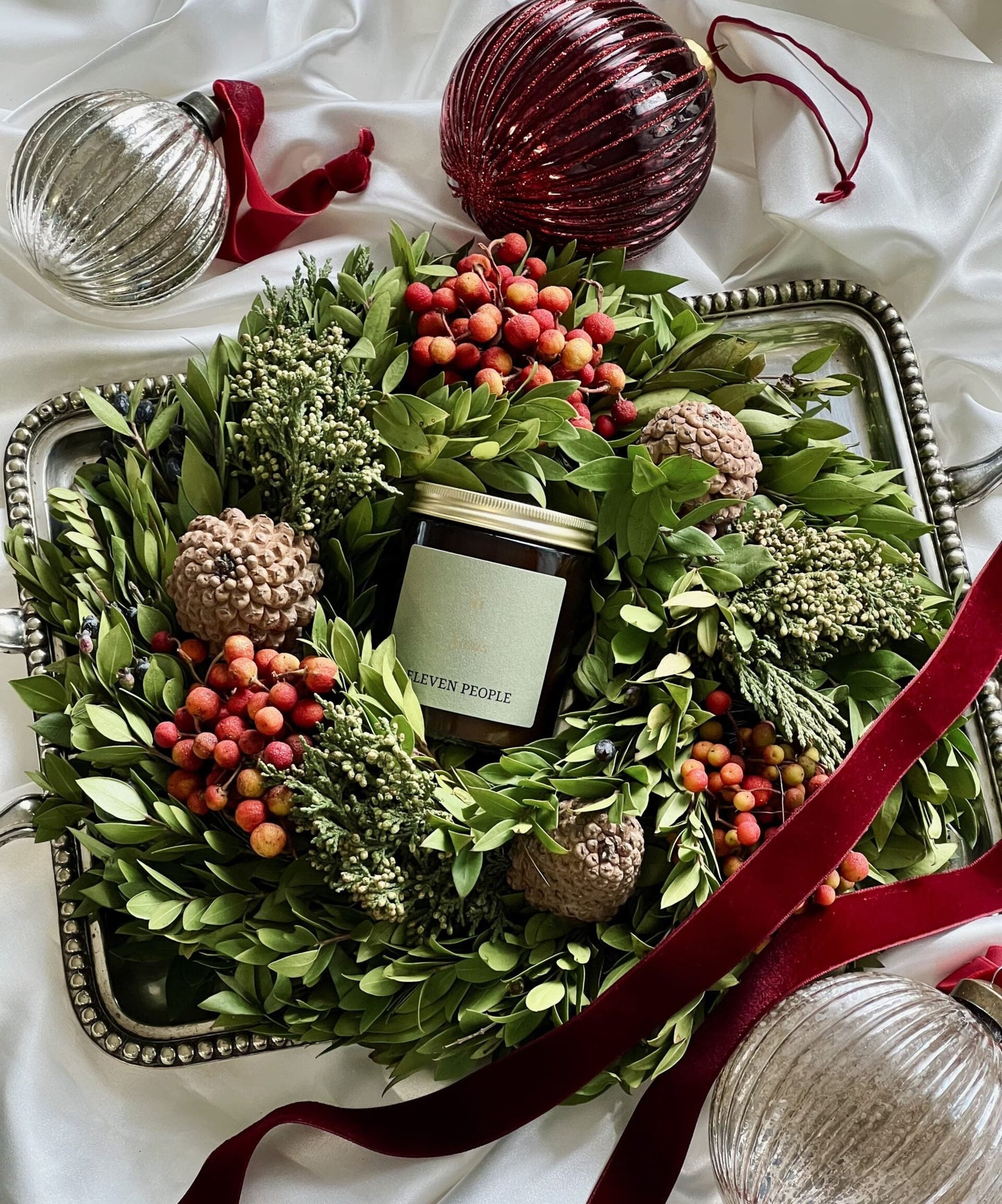 Vela Navidad: Cedro, musgo de roble, rosa y manzana