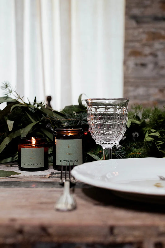 Vela Navidad: Cedro, musgo de roble, rosa y manzana