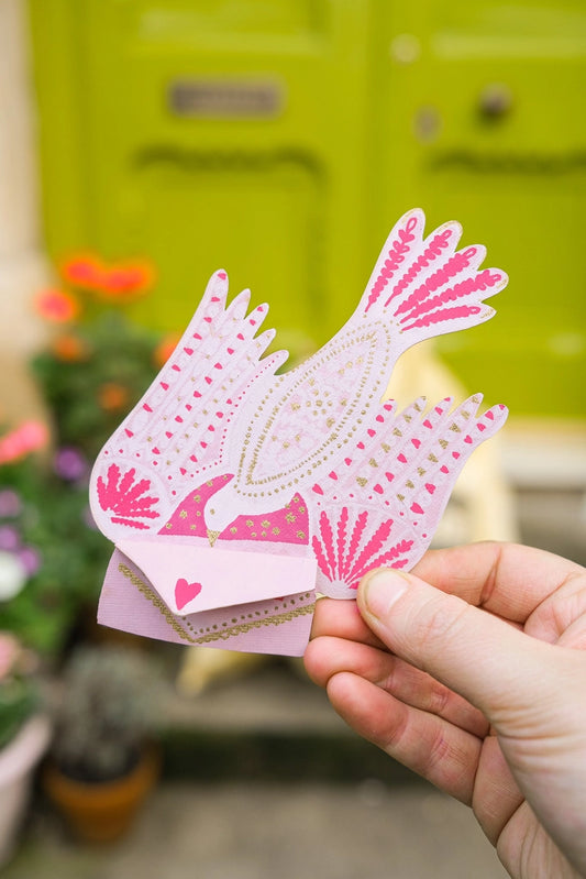 Tarjeta con forma de pájaro con carta de amor
