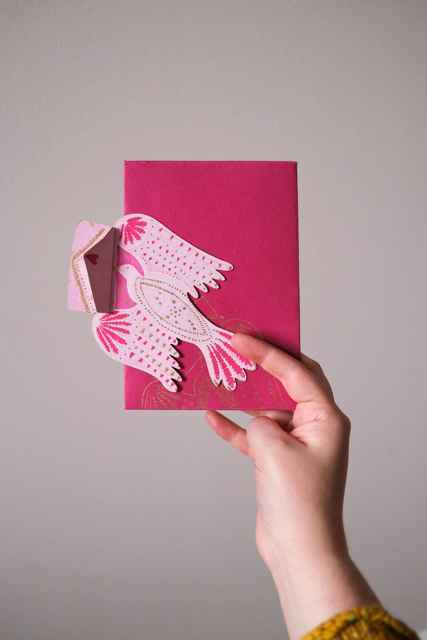 Tarjeta con forma de pájaro con carta de amor